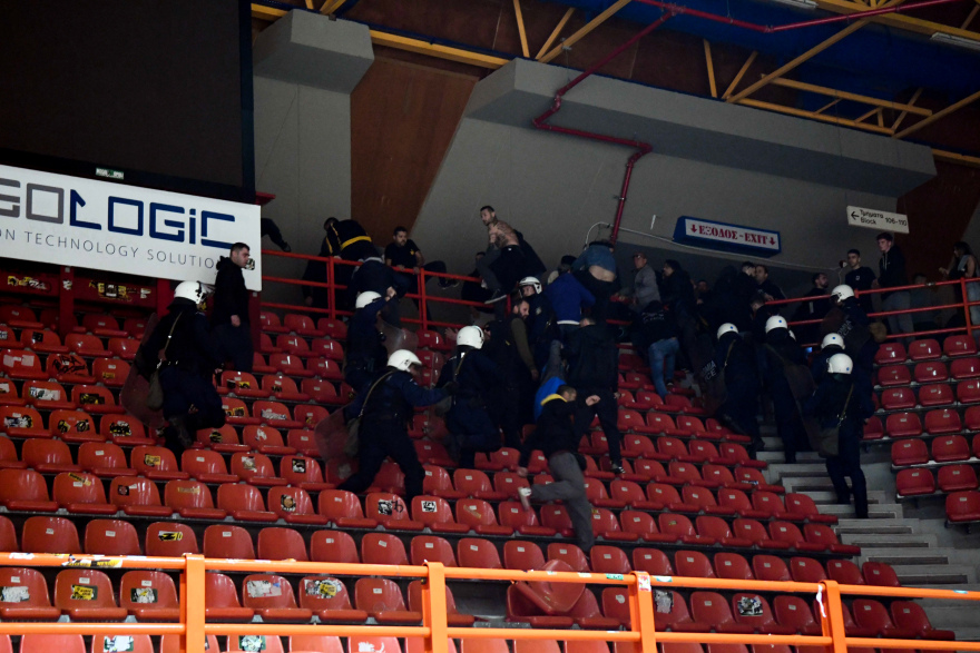 Προμηθέας - ΑΕΚ: Εκκενώθηκε η εξέδρα των οπαδών της Ένωσης και συνεχίστηκε το παιχνίδι 