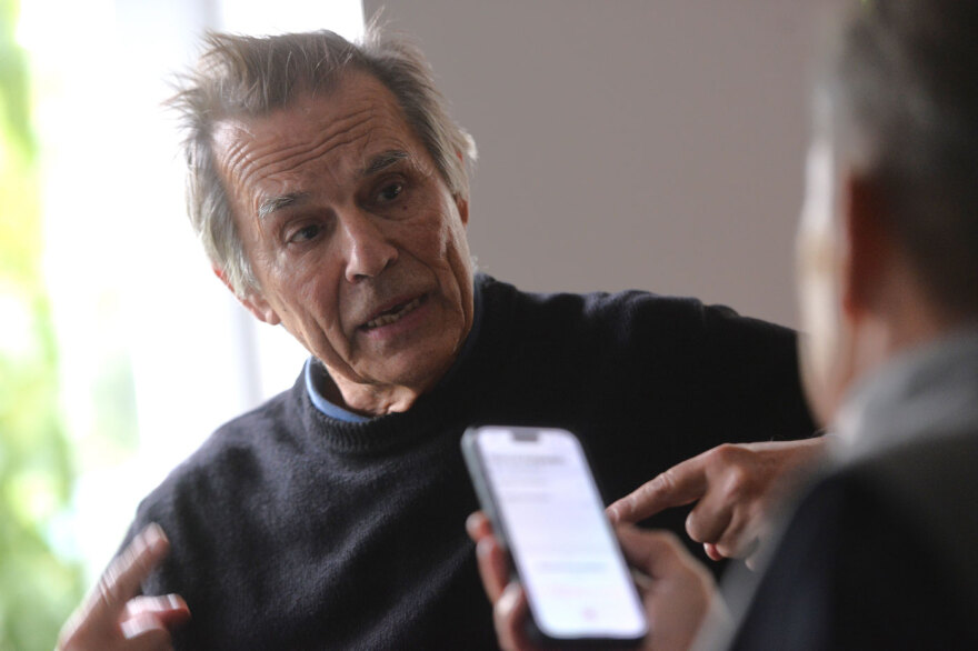 Ο Γιώργος Οικονόμου στον Δημήτρη Δανίκα για το Πολυτεχνείο: Η σφαίρα μπήκε στην πλάτη μου και σφηνώθηκε στην αορτή