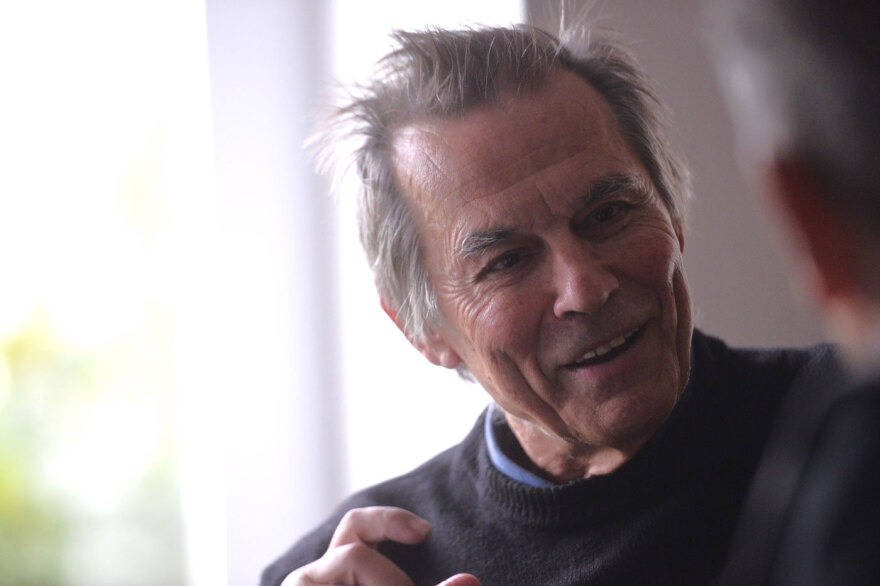 Ο Γιώργος Οικονόμου στον Δημήτρη Δανίκα για το Πολυτεχνείο: Η σφαίρα μπήκε στην πλάτη μου και σφηνώθηκε στην αορτή