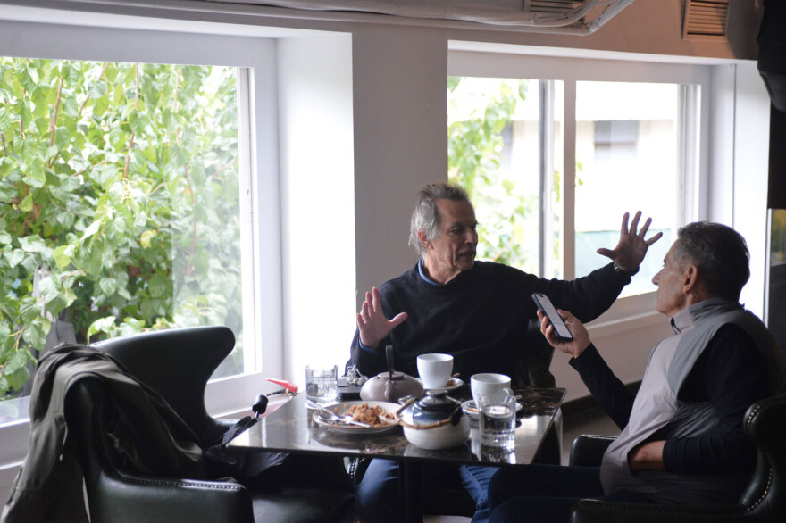 Ο Γιώργος Οικονόμου στον Δημήτρη Δανίκα για το Πολυτεχνείο: Η σφαίρα μπήκε στην πλάτη μου και σφηνώθηκε στην αορτή