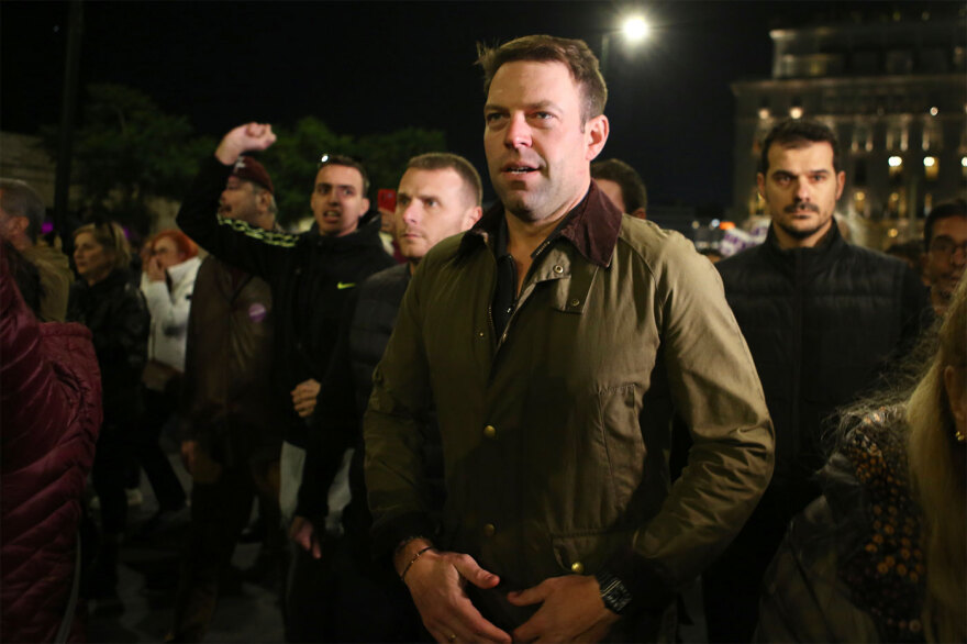 Ένταση και σπρωξιές στην πορεία για το Πολυτεχνείο μεταξύ ΑΝΤΑΡΣΥΑ και υποστηρικτών του Κασσελάκη - Δείτε βίντεο