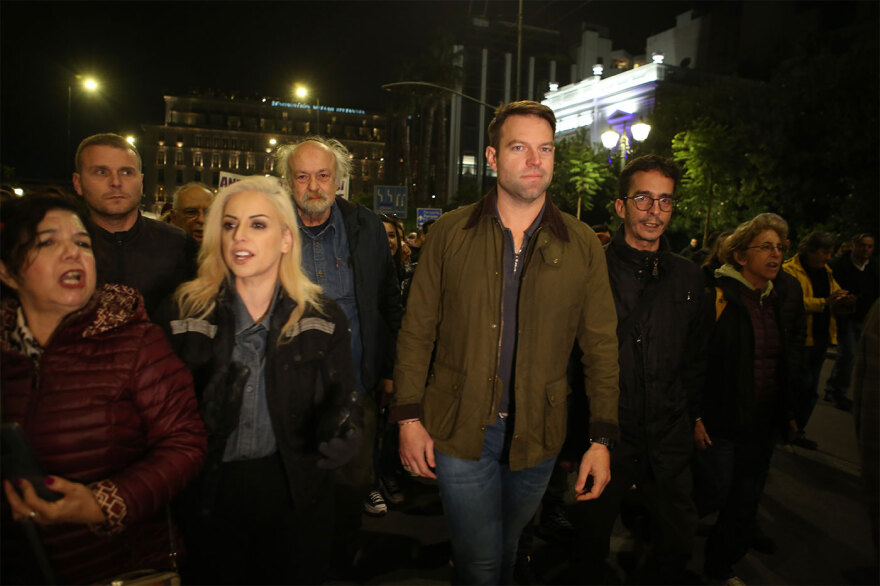 Ένταση και σπρωξιές στην πορεία για το Πολυτεχνείο μεταξύ ΑΝΤΑΡΣΥΑ και υποστηρικτών του Κασσελάκη - Δείτε βίντεο