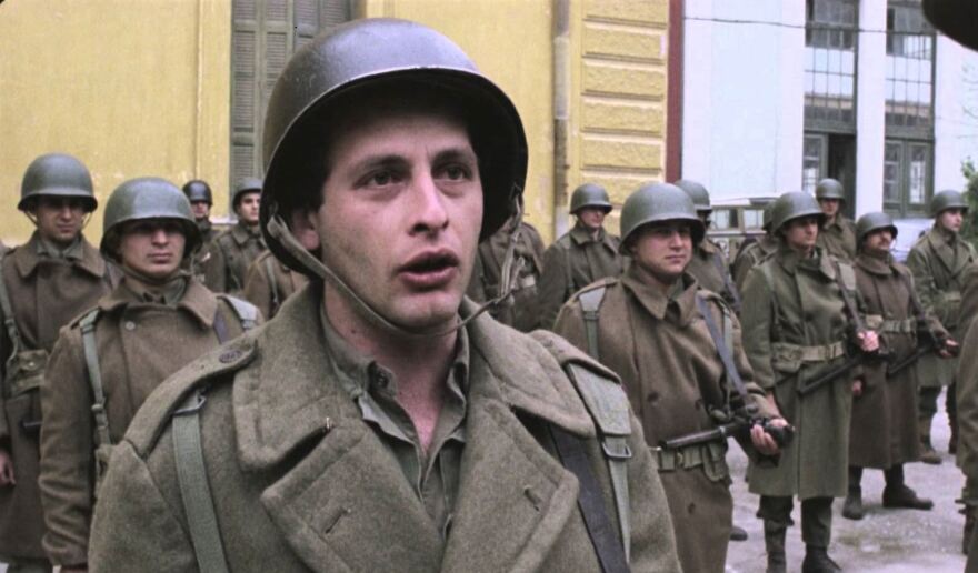 Μια ζωή Λούφα και Παραλλαγή: Η ανεπανάληπτη σάτιρα του Νίκου Περάκη για τη χούντα