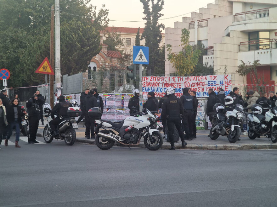 Θεσσαλονίκη: Ολοκληρώθηκε η πορεία για το Πολυτεχνείο - Έκαψαν σημαίες έξω από το προξενείο των ΗΠΑ