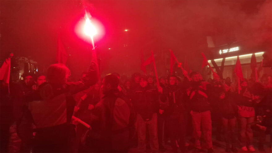 Θεσσαλονίκη: Ολοκληρώθηκε η πορεία για το Πολυτεχνείο - Έκαψαν σημαίες έξω από το προξενείο των ΗΠΑ