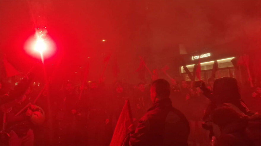 Θεσσαλονίκη: Ολοκληρώθηκε η πορεία για το Πολυτεχνείο - Έκαψαν σημαίες έξω από το προξενείο των ΗΠΑ