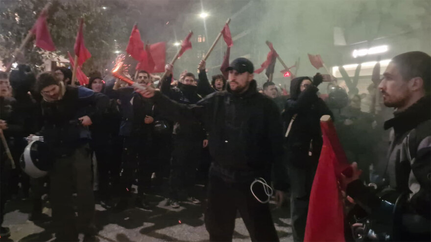 Θεσσαλονίκη: Ολοκληρώθηκε η πορεία για το Πολυτεχνείο - Έκαψαν σημαίες έξω από το προξενείο των ΗΠΑ