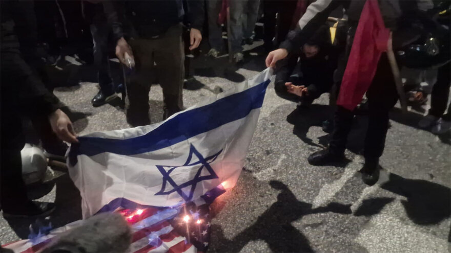 Θεσσαλονίκη: Ολοκληρώθηκε η πορεία για το Πολυτεχνείο - Έκαψαν σημαίες έξω από το προξενείο των ΗΠΑ