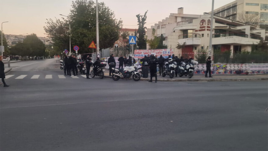 Θεσσαλονίκη: Ολοκληρώθηκε η πορεία για το Πολυτεχνείο - Έκαψαν σημαίες έξω από το προξενείο των ΗΠΑ