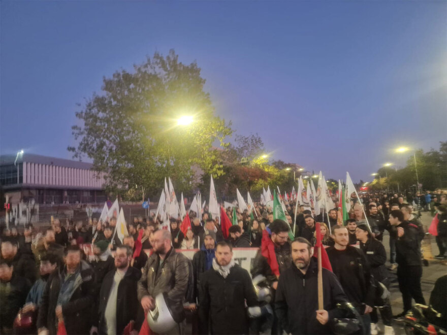 Θεσσαλονίκη: Ολοκληρώθηκε η πορεία για το Πολυτεχνείο - Έκαψαν σημαίες έξω από το προξενείο των ΗΠΑ