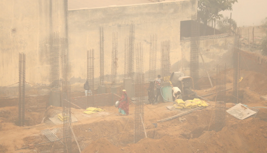 Ινδία: Σε ακραία επίπεδα η ρύπανση του αέρα στο Δελχί – 15 φορές πάνω από τα ανεκτά επίπεδα