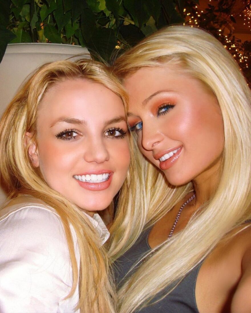 Πάρις Χίλτον: Πριν από 18 χρόνια η Μπρίτνεϊ Σπίαρς και εγώ εφηύραμε τη selfie, έγραψε σε ανάρτηση