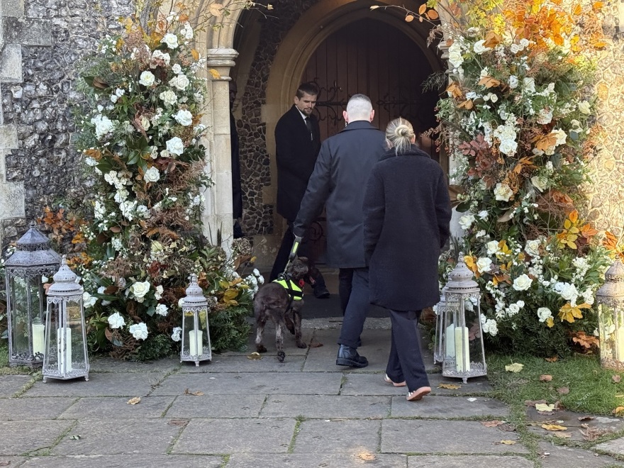 Λίαμ Πέιν: Συγγενείς και φίλοι αποχαιρέτησαν τον τραγουδιστή - Δείτε βίντεο και φωτογραφίες από την κηδεία