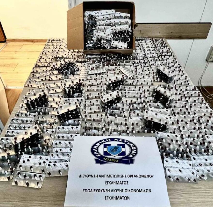 Αγόραζε φάρμακα στην Ελλάδα και τα πουλούσε παράνομα στη Γαλλία - Τον έπιασαν σε εταιρεία courier