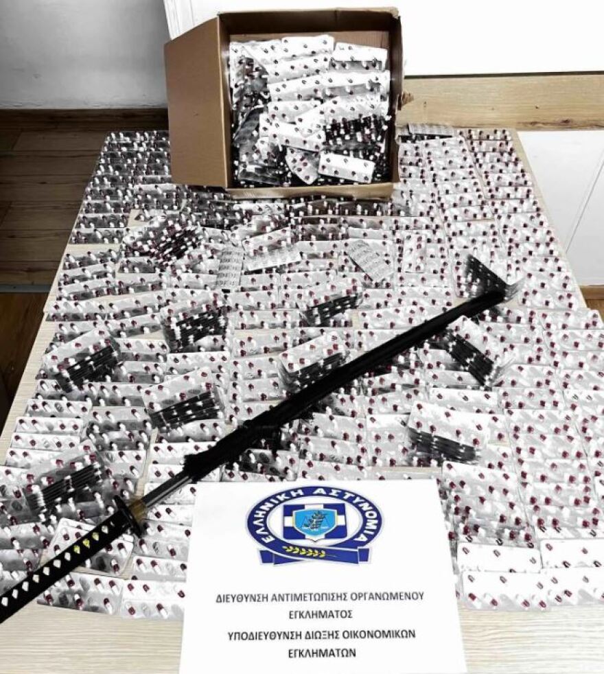 Αγόραζε φάρμακα στην Ελλάδα και τα πουλούσε παράνομα στη Γαλλία - Τον έπιασαν σε εταιρεία courier