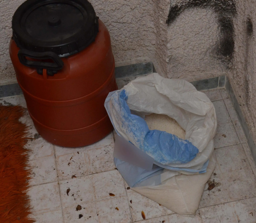 Γιάφκα στο Παγκράτι: «Άγνωστος» στις Αρχές ο 49χρονος φιλόλογος που συνελήφθη για την αποθήκη «οπλοστάσιο