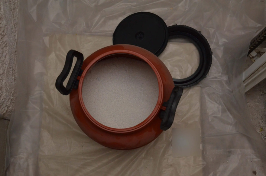 Γιάφκα στο Παγκράτι: «Άγνωστος» στις Αρχές ο 49χρονος φιλόλογος που συνελήφθη για την αποθήκη «οπλοστάσιο