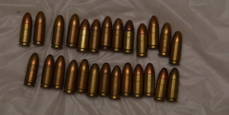 Γιάφκα στο Παγκράτι: «Άγνωστος» στις Αρχές ο 49χρονος φιλόλογος που συνελήφθη για την αποθήκη «οπλοστάσιο