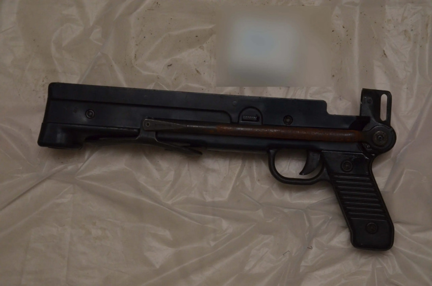 Γιάφκα στο Παγκράτι: «Άγνωστος» στις Αρχές ο 49χρονος φιλόλογος που συνελήφθη για την αποθήκη «οπλοστάσιο