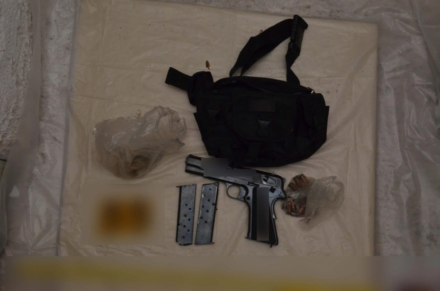 Γιάφκα στο Παγκράτι: «Άγνωστος» στις Αρχές ο 49χρονος φιλόλογος που συνελήφθη για την αποθήκη «οπλοστάσιο