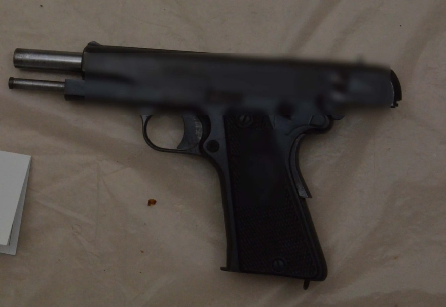 Γιάφκα στο Παγκράτι: «Άγνωστος» στις Αρχές ο 49χρονος φιλόλογος που συνελήφθη για την αποθήκη «οπλοστάσιο