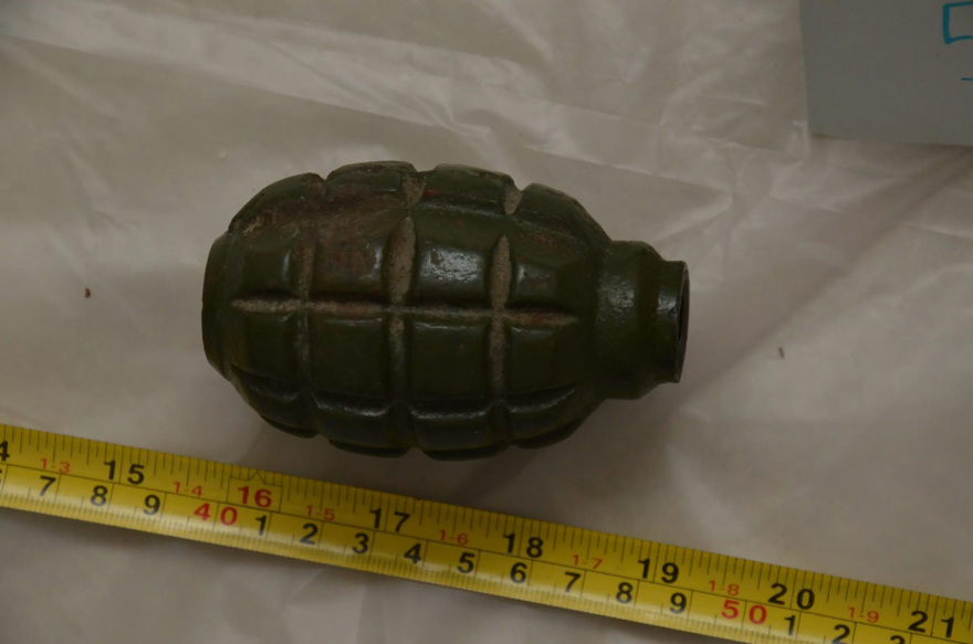  Όπλα, χειροβομβίδες και εκρηκτικά στη γιάφκα στο Παγκράτι - Δείτε φωτογραφίες 