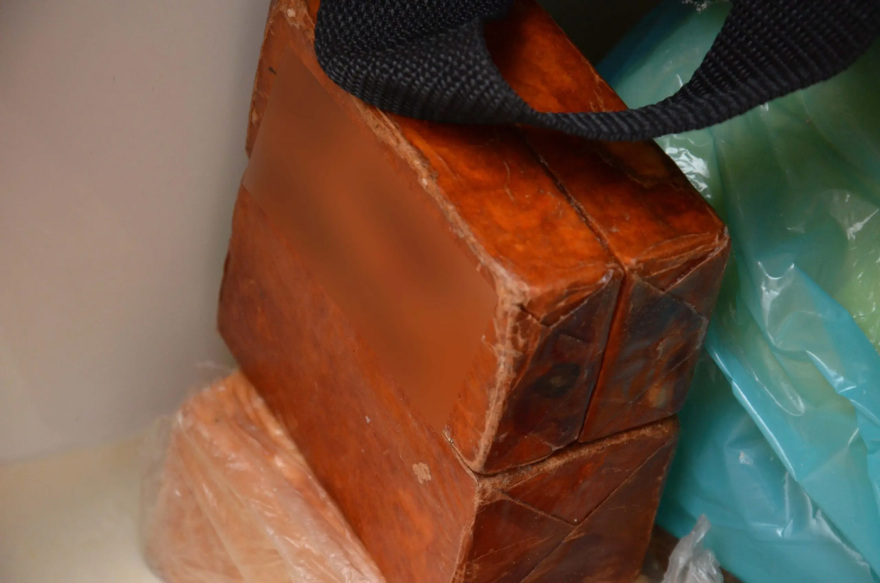 Γιάφκα στο Παγκράτι: «Άγνωστος» στις Αρχές ο 49χρονος φιλόλογος που συνελήφθη για την αποθήκη «οπλοστάσιο