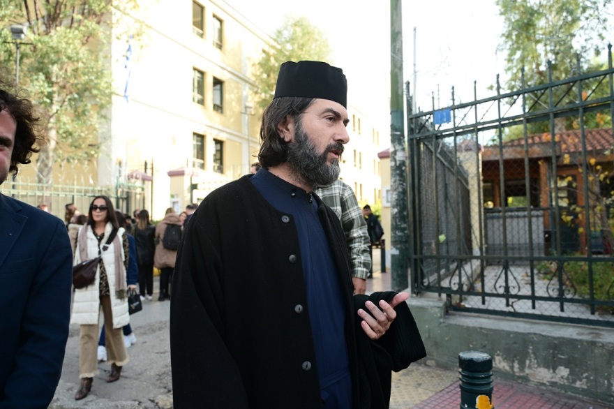 Νέες καταγγελίες για τον πατέρα Αντώνιο: «Εξαγοράζει τη σιωπή πρώην τροφίμων με 100 ευρώ»