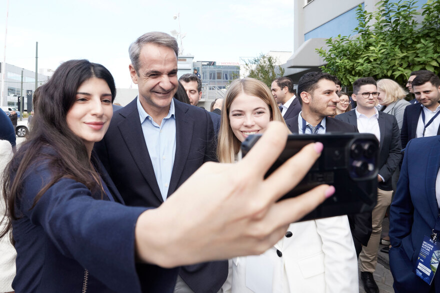  Μητσοτάκης στο συνέδριο της Νεολαίας του ΕΛΚ: Φέραμε πίσω στη χώρα 300.000 Έλληνες από το εξωτερικό