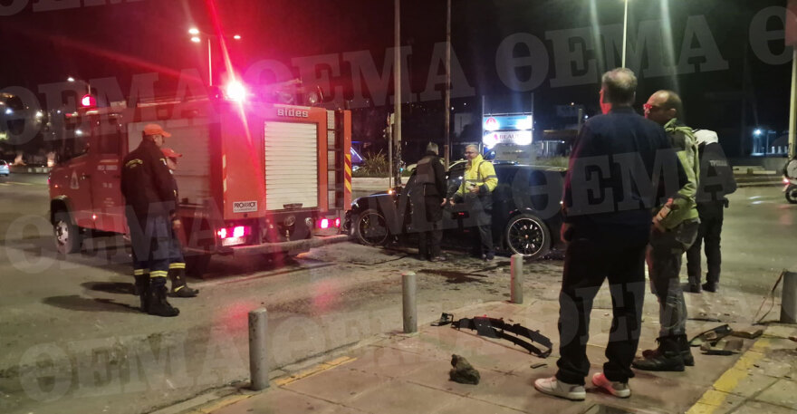 Θεσσαλονίκη: Porsche έχασε τον έλεγχο και «καρφώθηκε» σε κολωνάκια - Δείτε βίντεο