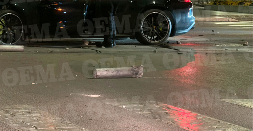 Θεσσαλονίκη: Porsche έχασε τον έλεγχο και «καρφώθηκε» σε κολωνάκια - Δείτε βίντεο