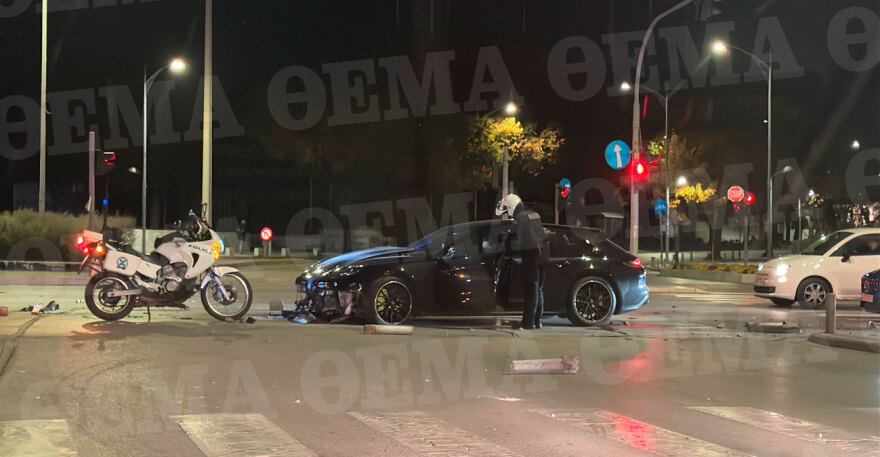 Θεσσαλονίκη: Porsche έχασε τον έλεγχο και «καρφώθηκε» σε κολωνάκια - Δείτε βίντεο