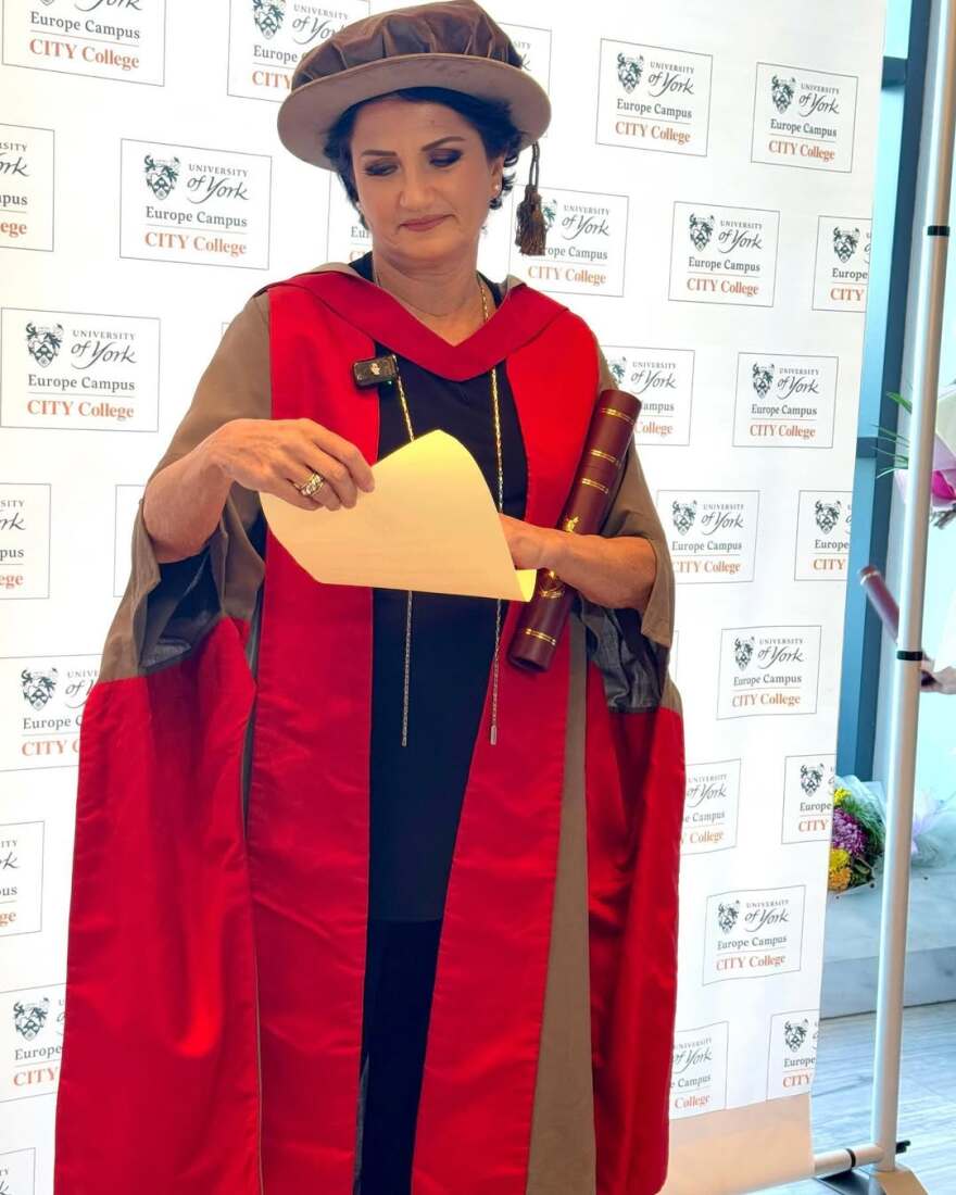 Άλκηστις Πρωτοψάλτη: Της απονεμήθηκε ο τίτλος του Επίτιμου Διδάκτορα από το Πανεπιστήμιο του York