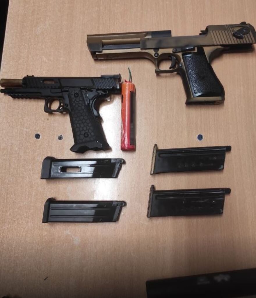 Αιγάλεω: Συνελήφθη 29χρονος που είχε αεροβόλα όπλα κάτω από τη θέση του οδηγού