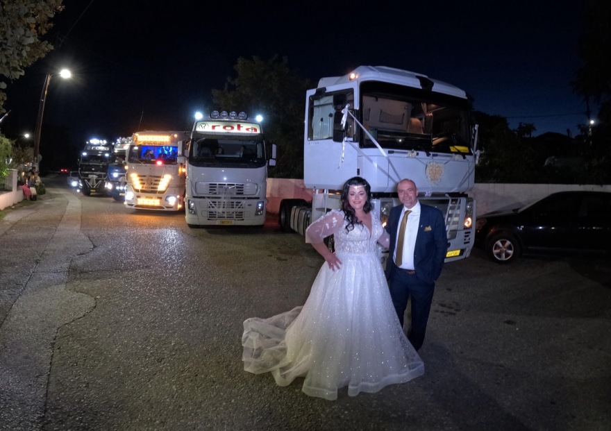 Λάρισα: Ζευγάρι παντρεύτηκε με νταλίκες και κόρνες στη διαπασών - Δείτε φωτογραφίες