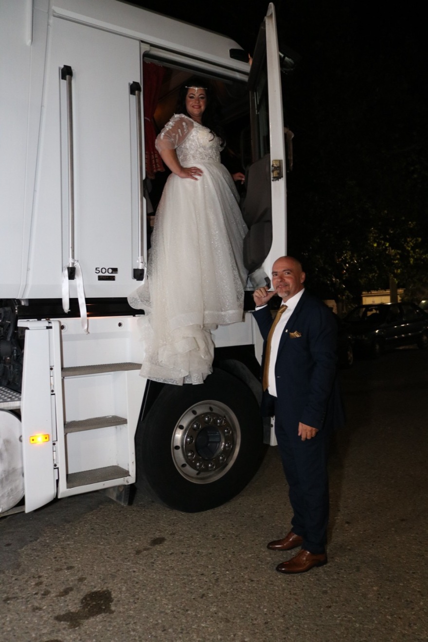 Λάρισα: Ζευγάρι παντρεύτηκε με νταλίκες και κόρνες στη διαπασών - Δείτε φωτογραφίες