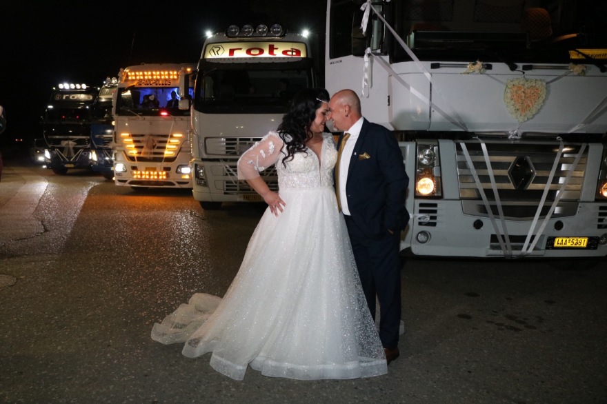 Λάρισα: Ζευγάρι παντρεύτηκε με νταλίκες και κόρνες στη διαπασών - Δείτε φωτογραφίες