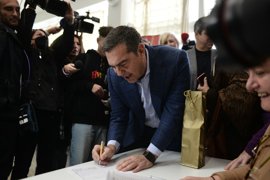 ΣΥΡΙΖΑ: Ψήφισε στην Κυψέλη ο Τσίπρας - «Τον λόγο σήμερα τον έχουν οι υποψήφιοι»