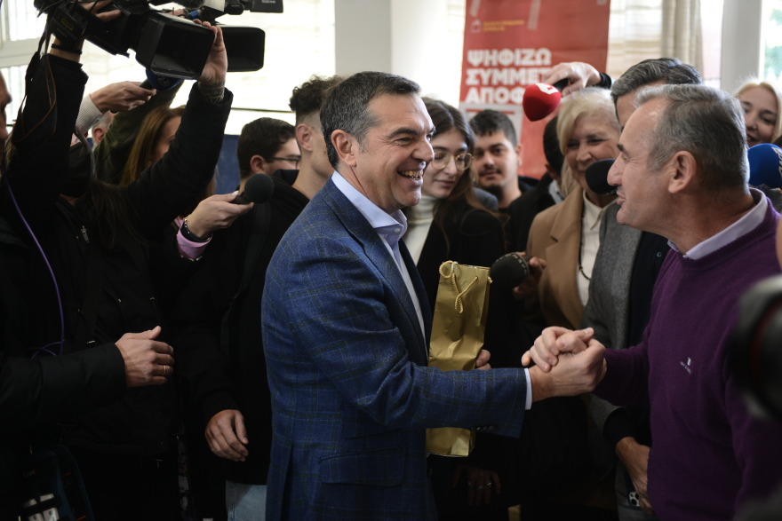ΣΥΡΙΖΑ: Ψήφισε στην Κυψέλη ο Τσίπρας - «Τον λόγο σήμερα τον έχουν οι υποψήφιοι»