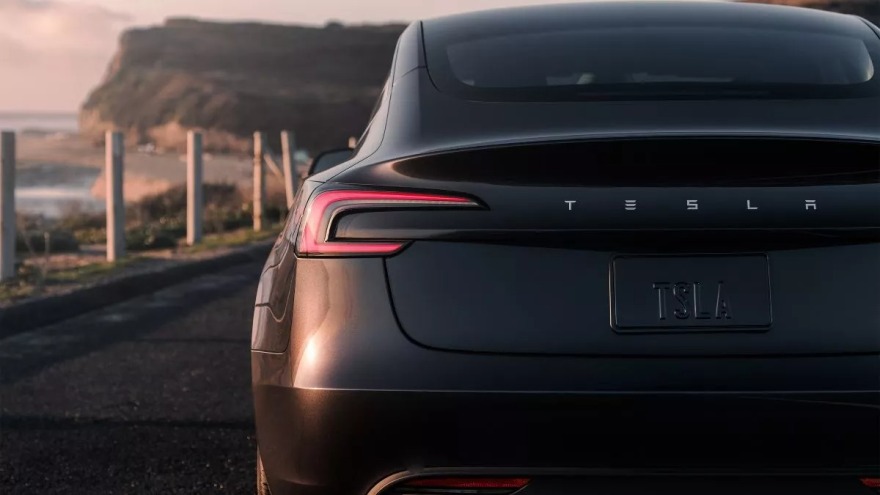 Με βελτιωμένες επιδόσεις το Tesla Model 3