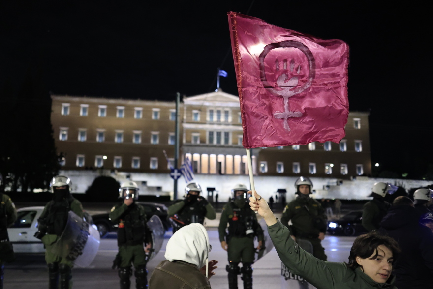 Διεθνής ημέρα εξάλειψης της βίας κατά των γυναικών: Μεγάλη συγκέντρωση στο κέντρο της Αθήνας και στη Θεσσαλονίκη