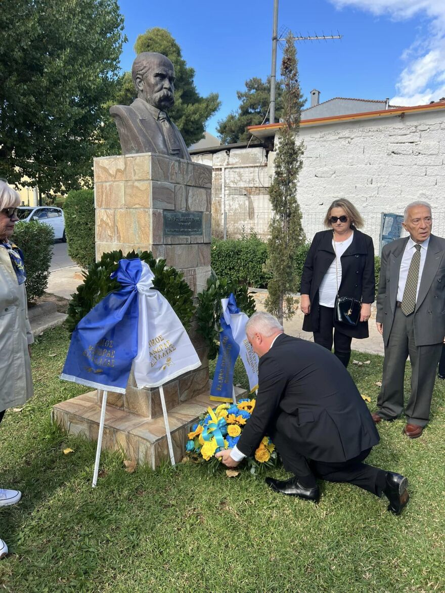 Μάνδρα: Επεισόδια σε εκδήλωση Ουκρανών για τον Μεγάλο Λιμό - Μέλη του ΚΚΕ προπηλάκισαν τους συγκεντρωμένους