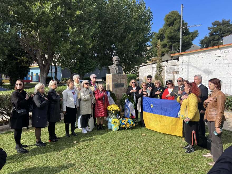 Μάνδρα: Επεισόδια σε εκδήλωση Ουκρανών για τον Μεγάλο Λιμό - Μέλη του ΚΚΕ προπηλάκισαν τους συγκεντρωμένους