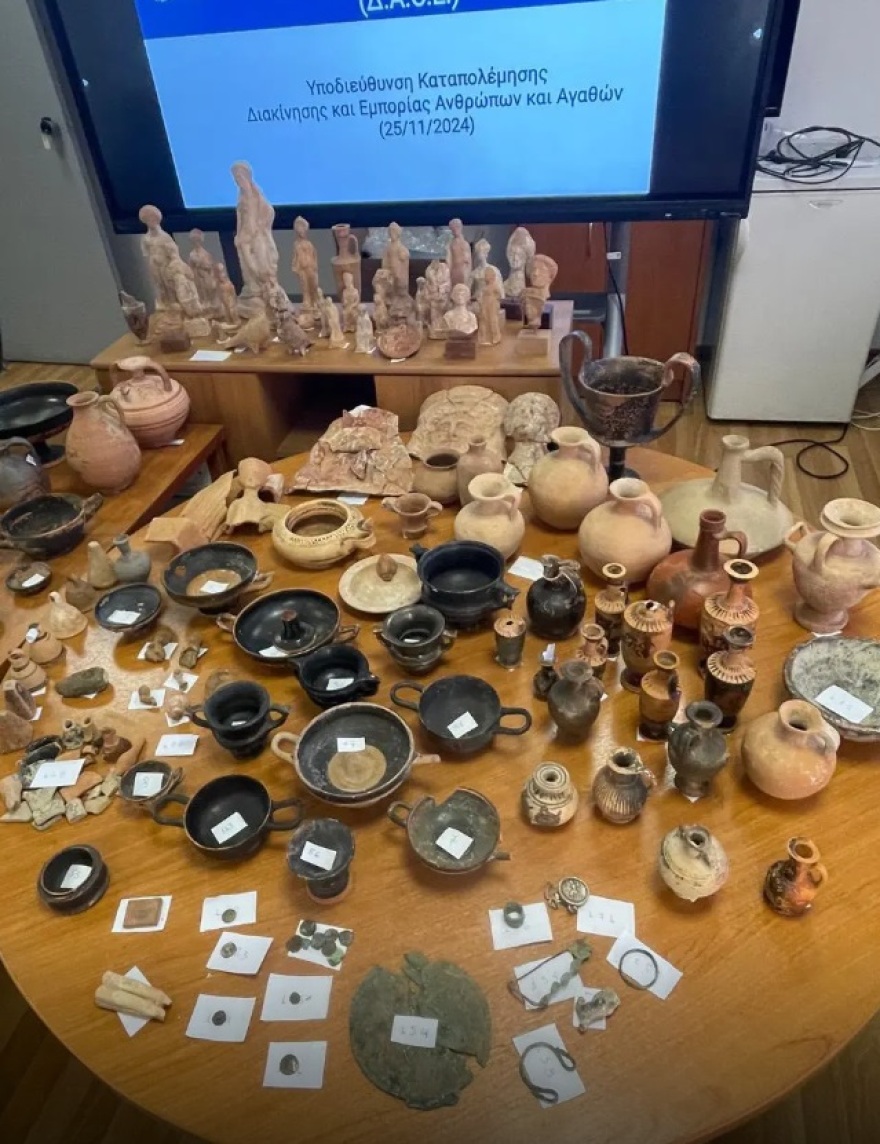 Άλιμος: Στα χέρια της ΕΛΑΣ 162 αρχαιοελληνικά αντικείμενα – Δύο συλλήψεις