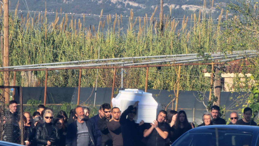 Αγρίνιο: Σε κλίμα οδύνης η κηδεία της 18χρονης Χαριτίνης - Μέσα σε λίγες ημέρες η οικογένειά της έχασε δύο παιδιά