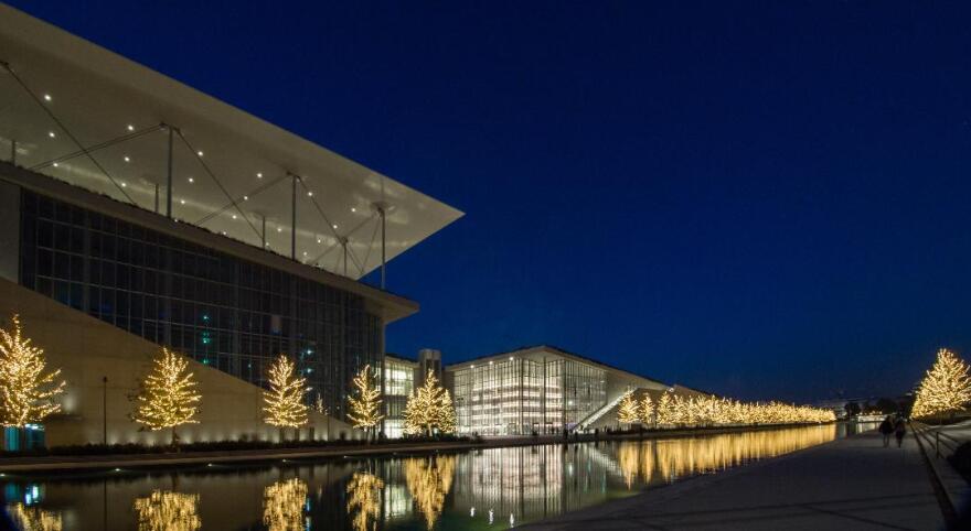 Από τη φιλανθρωπία, στο ποδόσφαιρο: O Δρακόπουλος του «Νιάρχος» πήρε... φανέλα βασικού στη Leeds Utd