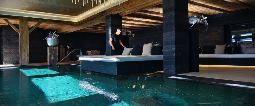 Αυστριακές Άλπεις: Ο Έλληνας μασέρ που εργάζεται στο σαλέ του μισού εκατ. ευρώ την εβδομάδα