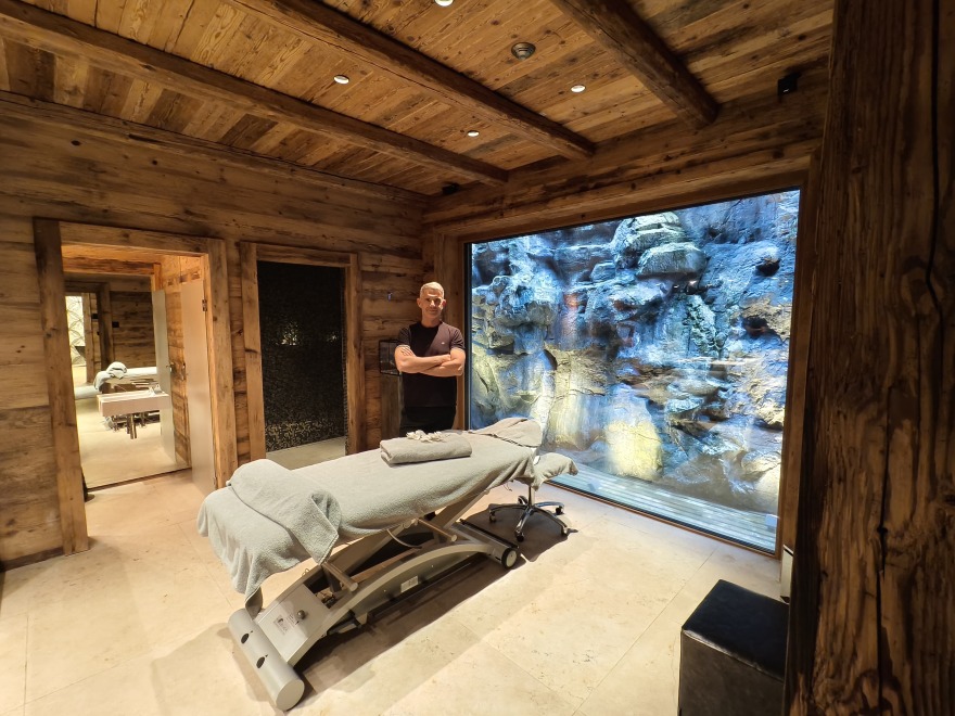 Αυστριακές Άλπεις: Ο Έλληνας μασέρ που εργάζεται στο σαλέ του μισού εκατ. ευρώ την εβδομάδα