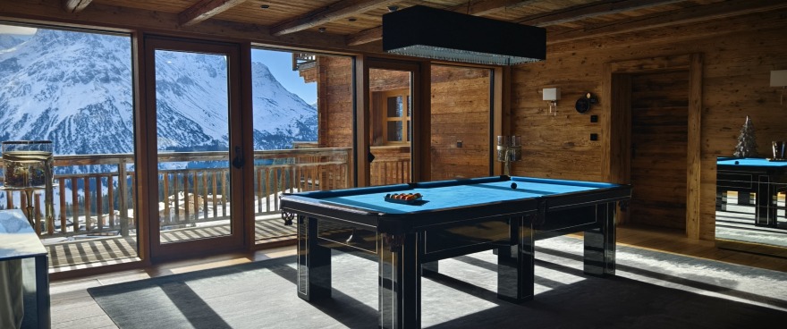 Αυστριακές Άλπεις: Ο Έλληνας μασέρ που εργάζεται στο σαλέ του μισού εκατ. ευρώ την εβδομάδα