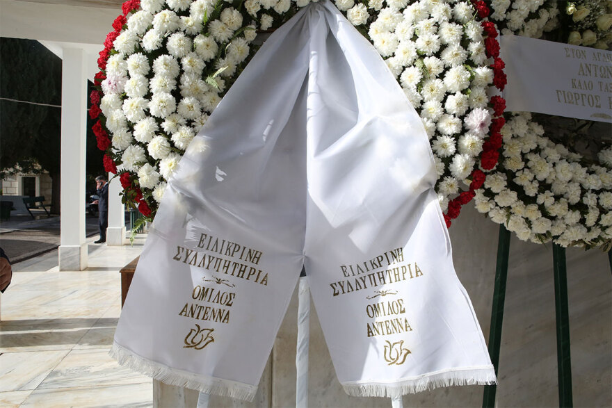 Αντώνης Λυμπέρης - Κηδεία: Πλήθος κόσμου και συγκίνηση στο τελευταίο «αντίο» στον εκδότη - Συντετριμμένη η οικογένεια του